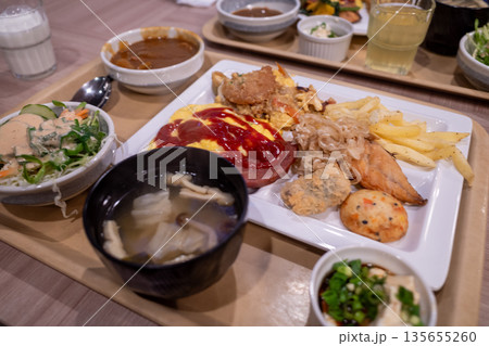 日本の沖縄県の伝統的なとても美味しい食べ物 135655260
