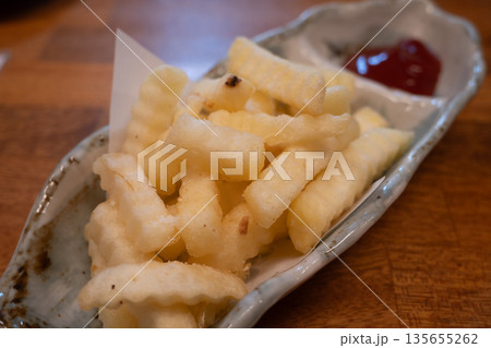 日本の沖縄県の伝統的なとても美味しい食べ物 135655262