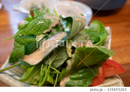 日本の沖縄県の伝統的なとても美味しい食べ物 135655263