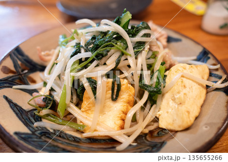 日本の沖縄県の伝統的なとても美味しい食べ物 日本の沖縄県の伝統的なとても美味しい食べ物 135655266