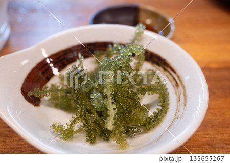 日本の沖縄県の伝統的なとても美味しい食べ物 日本の沖縄県の伝統的なとても美味しい食べ物 135655267