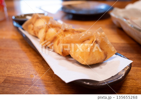 日本の沖縄県の伝統的なとても美味しい食べ物 135655268