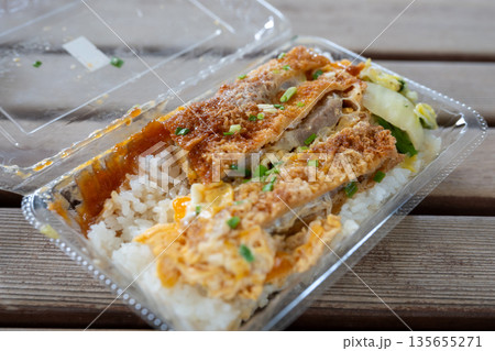 日本の沖縄県の伝統的なとても美味しい食べ物 135655271