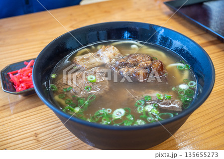 日本の沖縄県の伝統的なとても美味しい食べ物 135655273