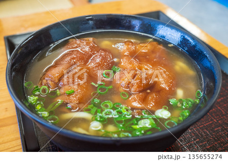 日本の沖縄県の伝統的なとても美味しい食べ物 日本の沖縄県の伝統的なとても美味しい食べ物 135655274