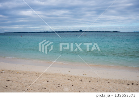 日本の沖縄のとても美しい海の風景 日本の沖縄のとても美しい海の風景 135655373