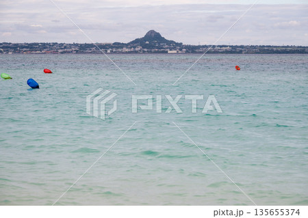 日本の沖縄のとても美しい海の風景 日本の沖縄のとても美しい海の風景 135655374