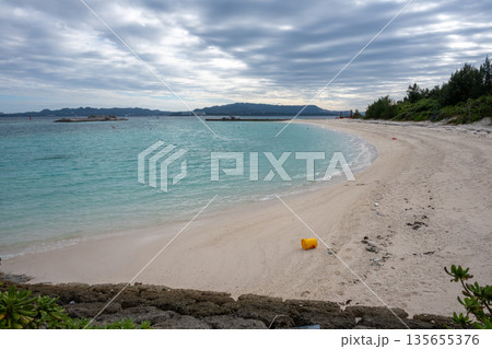 日本の沖縄のとても美しい海の風景 135655376