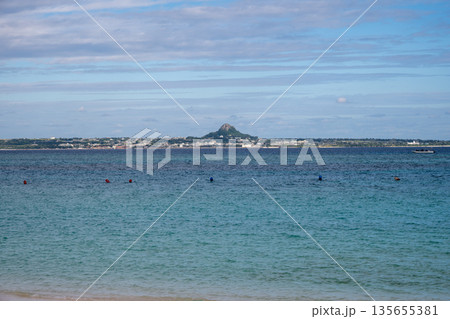 日本の沖縄のとても美しい海の風景 135655381