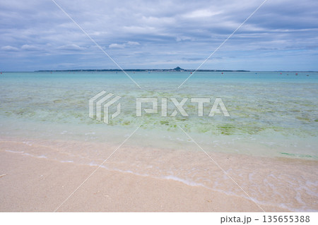 日本の沖縄のとても美しい海の風景 135655388