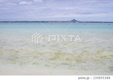日本の沖縄のとても美しい海の風景 日本の沖縄のとても美しい海の風景 135655389