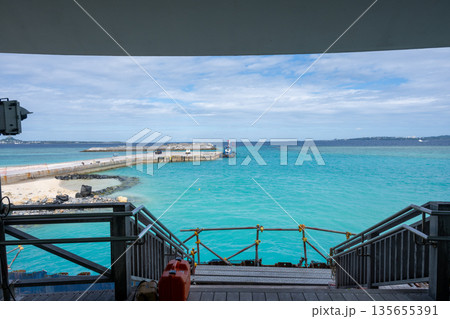 日本の沖縄のとても美しい海の風景 日本の沖縄のとても美しい海の風景 135655391