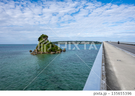 日本の沖縄のとても美しい海の風景 135655396