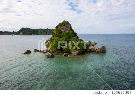 日本の沖縄のとても美しい海の風景 日本の沖縄のとても美しい海の風景 135655397