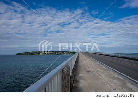 日本の沖縄のとても美しい海の風景 135655398