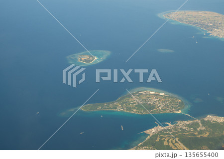 日本の沖縄のとても美しい海の風景 日本の沖縄のとても美しい海の風景 135655400