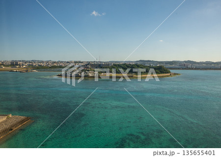 日本の沖縄のとても美しい海の風景 135655401