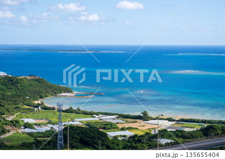 日本の沖縄のとても美しい海の風景 日本の沖縄のとても美しい海の風景 135655404