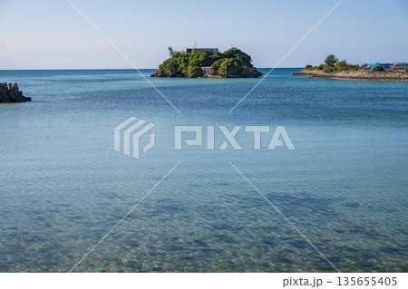 日本の沖縄のとても美しい海の風景 135655405