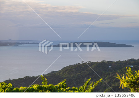 日本の沖縄のとても美しい海の風景 日本の沖縄のとても美しい海の風景 135655406