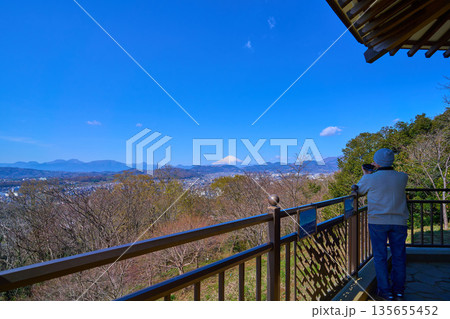 春の神奈川県秦野市の弘法山公園の権現山展望台から西側の眺望 春の神奈川県秦野市の弘法山公園の権現山展望台から西側の眺望 135655452