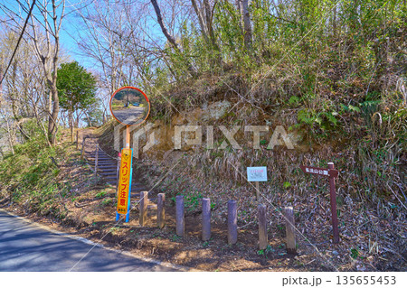 春の神奈川県秦野市の車道から弘法山公園方面の標識 春の神奈川県秦野市の車道から弘法山公園方面の標識 135655453