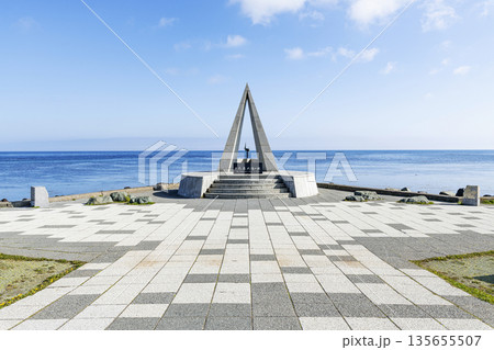 北海道稚内市　夏の北海道　晴天の宗谷岬『日本最北端の地の碑』 135655507