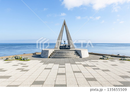 北海道稚内市　夏の北海道　晴天の宗谷岬『日本最北端の地の碑』 135655509