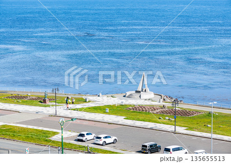 北海道稚内市 夏の北海道 晴天の宗谷岬『日本最北端の地の碑』 北海道稚内市 夏の北海道 晴天の宗谷岬『日本最北端の地の碑』 135655513