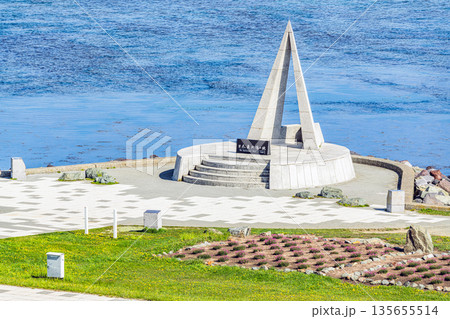 北海道稚内市 夏の北海道 晴天の宗谷岬『日本最北端の地の碑』 北海道稚内市 夏の北海道 晴天の宗谷岬『日本最北端の地の碑』 135655514