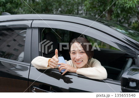 車のドアから顔を出す女性 車のドアから顔を出す女性 135655540