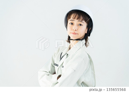 作業着を着た若い女性 135655568