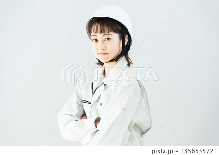 作業着を着た若い女性 135655572