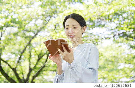 屋外で読書する女性 屋外で読書する女性 135655681