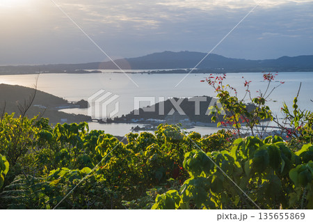 日本の沖縄のとても美しい夕暮れの海の風景 135655869