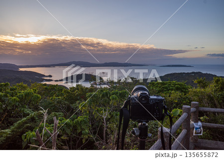 日本の沖縄のとても美しい夕暮れの海の風景 日本の沖縄のとても美しい夕暮れの海の風景 135655872