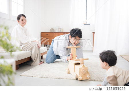 仲良し3人家族の子育て・育児の日常　リビングでの子供　ハイハイする赤ちゃんかわいい～ 135655923