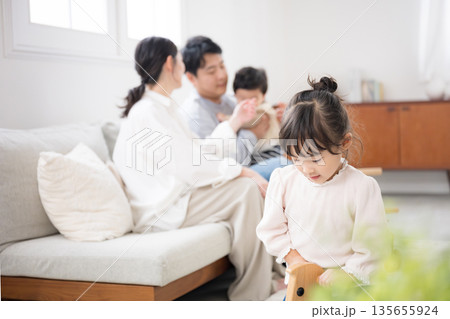 仲良し4人家族の子育て・育児の日常 リビングでの子供 仲良し4人家族の子育て・育児の日常 リビングでの子供 135655924