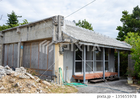 日本の沖縄県の古くてとても美しい建物 日本の沖縄県の古くてとても美しい建物 135655978