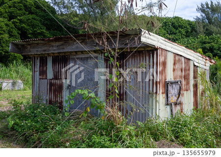 日本の沖縄県の古くてとても美しい建物 135655979