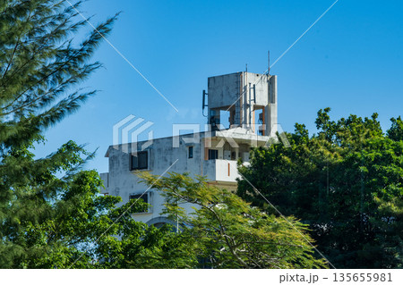 日本の沖縄県の古くてとても美しい建物 135655981