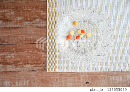 お皿に置いたお薬たち 135655989