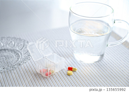 お薬を飲みましょう 135655992