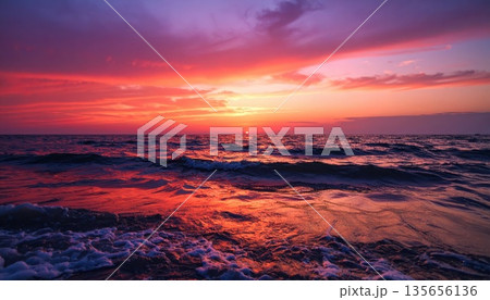 《AI画像》美しい朝焼けの空と海 135656136
