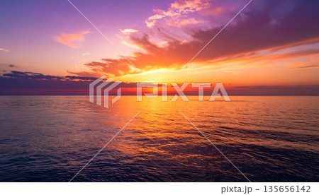 《AI画像》美しい朝焼けの空と海 135656142