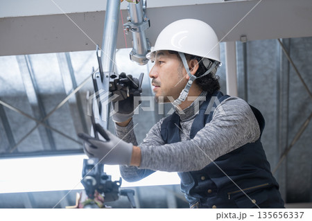 天井が近い高所の足場施工作業　鳶職や作業員のイメージ　	 135656337