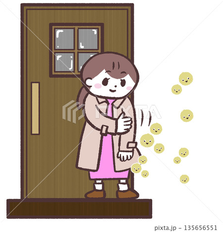 玄関で花粉を払う女性のイラスト 玄関で花粉を払う女性のイラスト 135656551