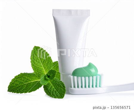 歯磨き粉を歯ブラシに乗せている　歯磨き　オーラルケア　美容　健康　口臭予防のエチケット 135656571