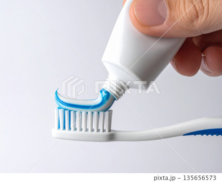 歯磨き粉を歯ブラシに乗せている　歯磨き　オーラルケア　美容　健康　口臭予防のエチケット 135656573