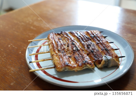ウナギのかば焼き ウナギのかば焼き 135656871